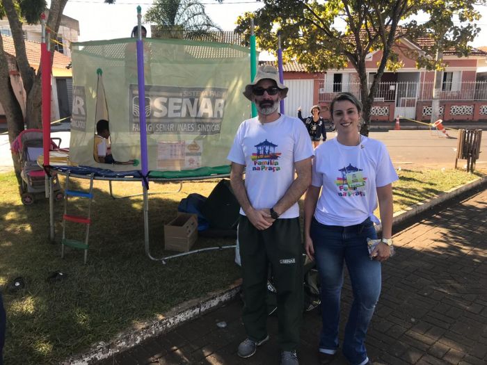 FAMÍLIA NA PRAÇA REÚNE CENTENAS DE PESSOAS.